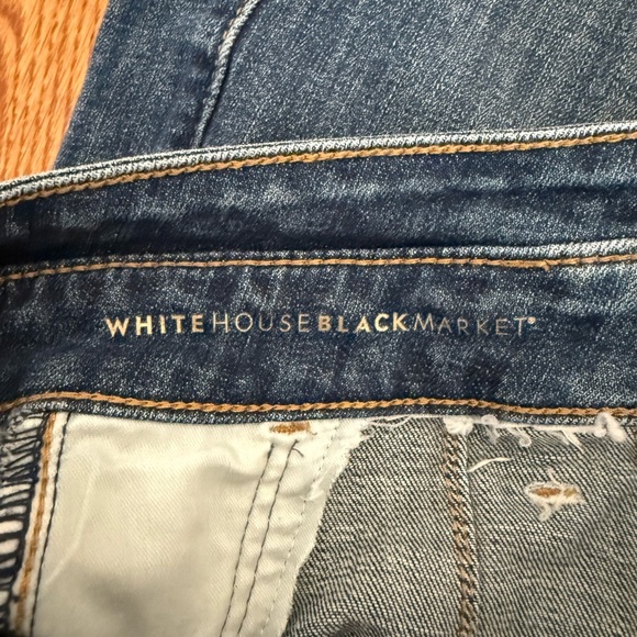 White House Black Market High-Rise Everyday Soft Denim™ Pleated 5-Inch Shorts - Picture 3 of 11